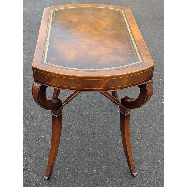Elevate your home decor with this exquisite Vintage Weiman Heirloom occasional table, a stunning example of mid-century...
