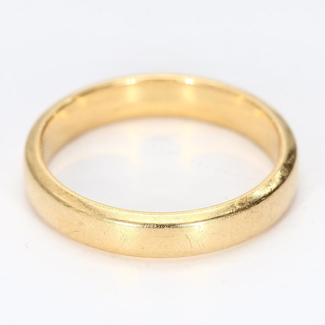 This vintage 18k yellow gold band from "Van Cleef & Arpels" comes with the original box. Ring Size - 8.75 Total Weight -...