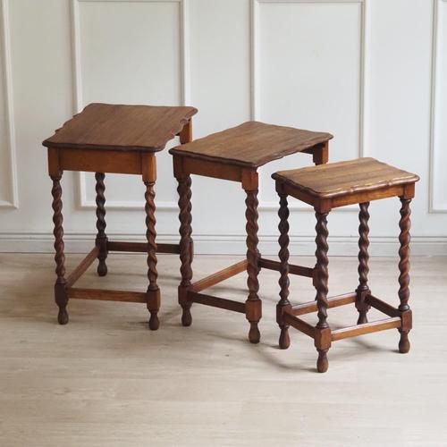 Antique Baroque Style Nesting Tables with Turned Legs, 1920, Set of 3 For Sale - Image 9 of 11