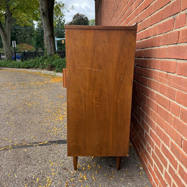Broyhill Premier Sculptra Magna Walnut Mid-Century Modern Gentleman’s Chest For Sale In Cleveland - Image 6 of 11
