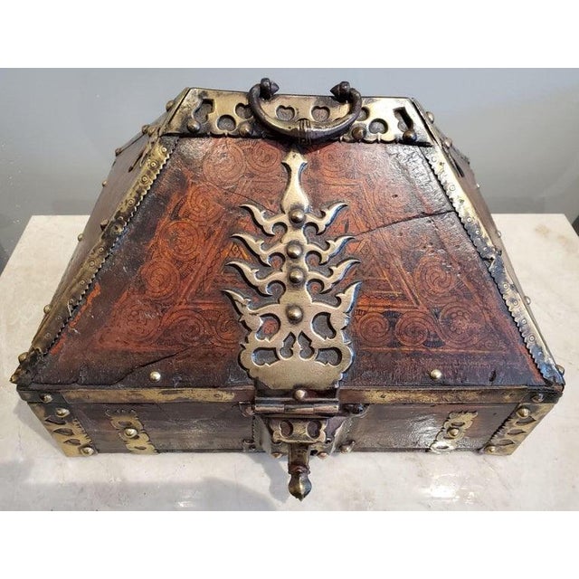 18th Century 18th Century Brass Mounted and Lacquered “Marriage” Dowry Box. For Sale - Image 5 of 7