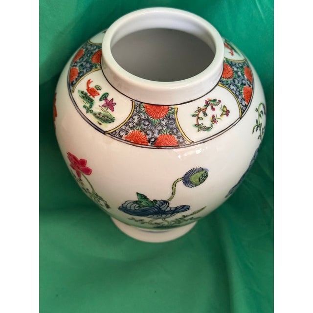Vintage Hand Painted Floral Japanese Kakiemon-Style Porcelain Vase For Sale In Washington DC - Image 6 of 9