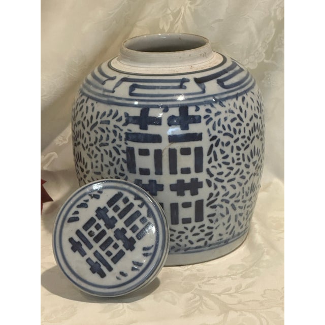 Blue and White Chinese Ginger Jar. It’s in excellent vintage condition, no chips, cracks, or any visible signs of damage....