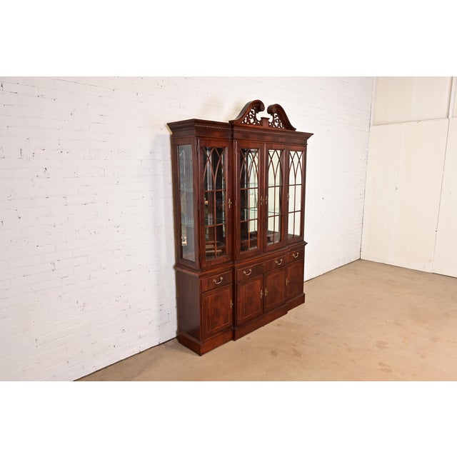 Ethan Allen Late 20th Century Ethan Allen Georgian Carved Flame Mahogany Lighted Breakfront Bookcase Cabinet For Sale - Image 4 of 16