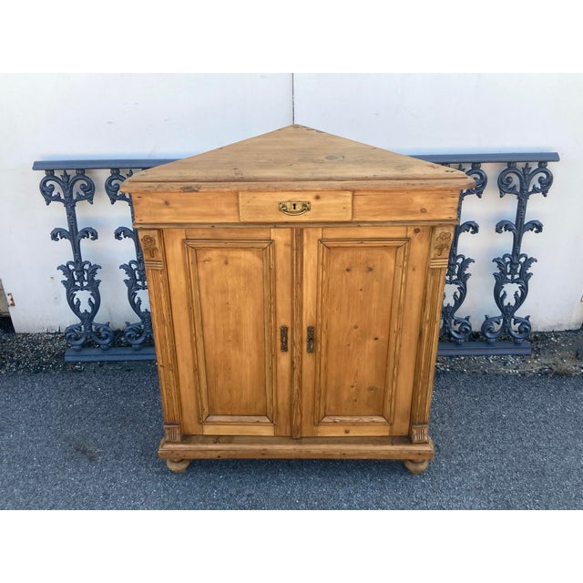 We don’t see too many antique pine corner cupboards these days so we were very pleased to come across this handsome...