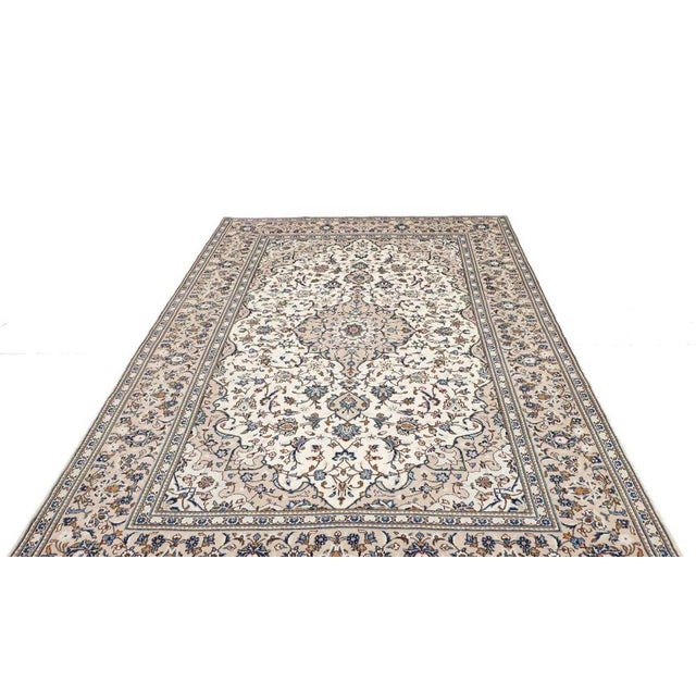 Middle Eastern Rug in Pure Wool For Sale - Image 4 of 11