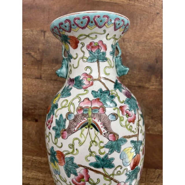 Early Twentieth Century Heavily-Enameled Asian Export Chinese Floral Butterfly Vases With Molded Side Handles and Turquoise Accents, a Pair For Sale - Image 6 of 8