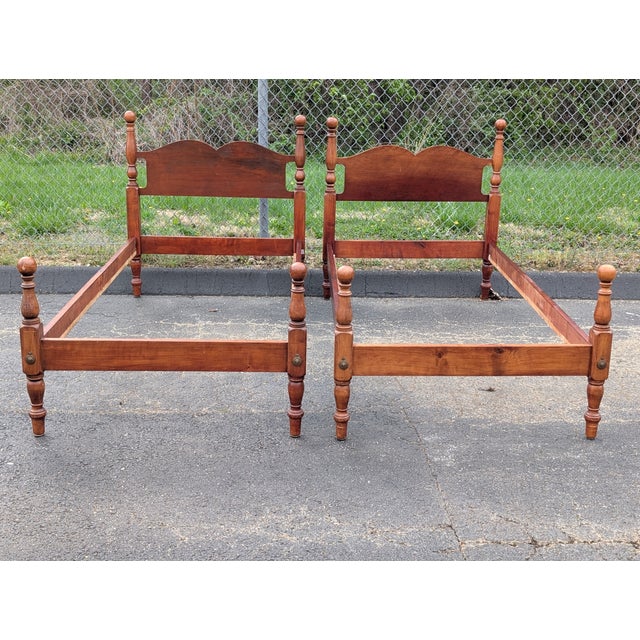 Vintage Cannonball Twin Beds - Pair of Hand Carved Solid Wood Colonial Bedframes - Matching Twin Size Set For Sale - Image 9 of 14