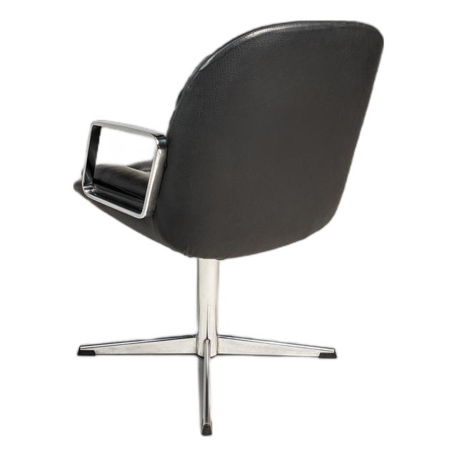 Mid-Century Modern High-Stance Office Chair in Chrome and Vinyl After Charles Pollock, Usa, C. 1960's For Sale