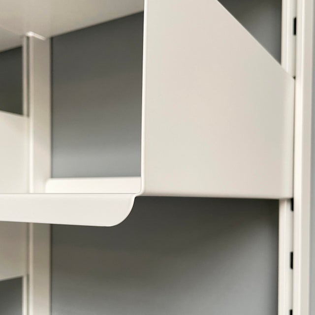 1980s Italian Modern White Metal Bookcase by Kriptoninte, 1980s For Sale - Image 5 of 15
