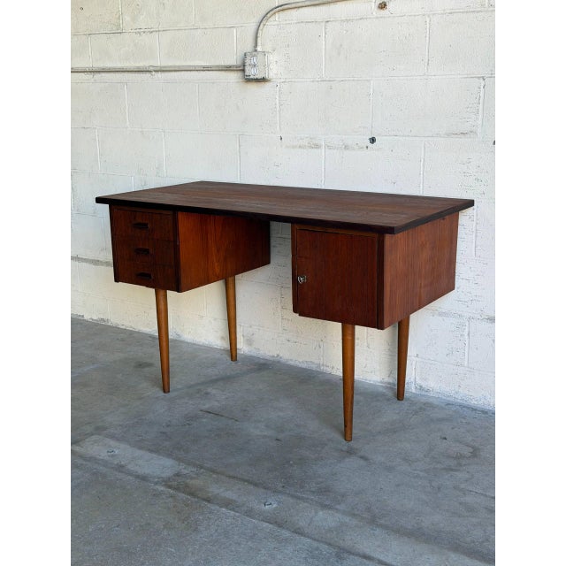 This handsome home office solution presents a classic asymmetrical layout featuring a single pedestal block of three deep...