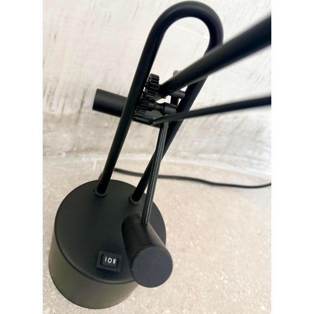 Postmodern Vintage Postmodern Italian Milano Dana 4400/G440 Black Counterbalance Halogen Adjustable Desk, Task Lamp With Pendulum & Double Counterweight For Sale - Image 3 of 12