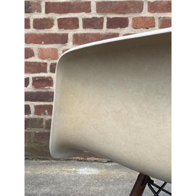 Herman Miller Vintage Fiberglass Armchair in Parchment by Charles Eames for Herman Miller, 1970s For Sale - Image 4 of 16