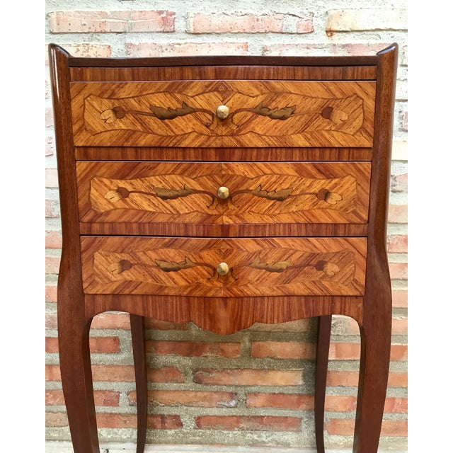 French Provincial Pair of French Louis XV Style Marquetry Bedside Tables, 20th Century For Sale - Image 3 of 13