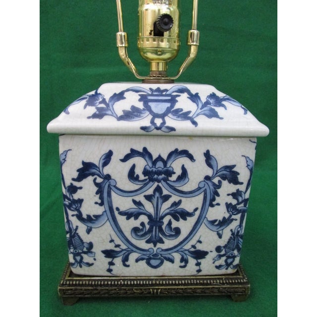 Mid-Century Modern Vintage Ralph Lauren Style Blue & White Table Lamp For Sale - Image 3 of 4
