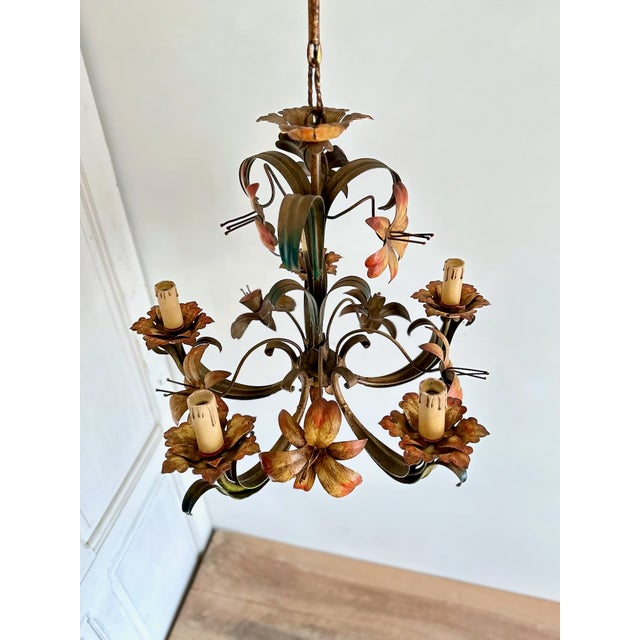 Vintage Italian five-light chandelier in hand-painted polychrome tole, dating to approximately the 1940s-50s. The...