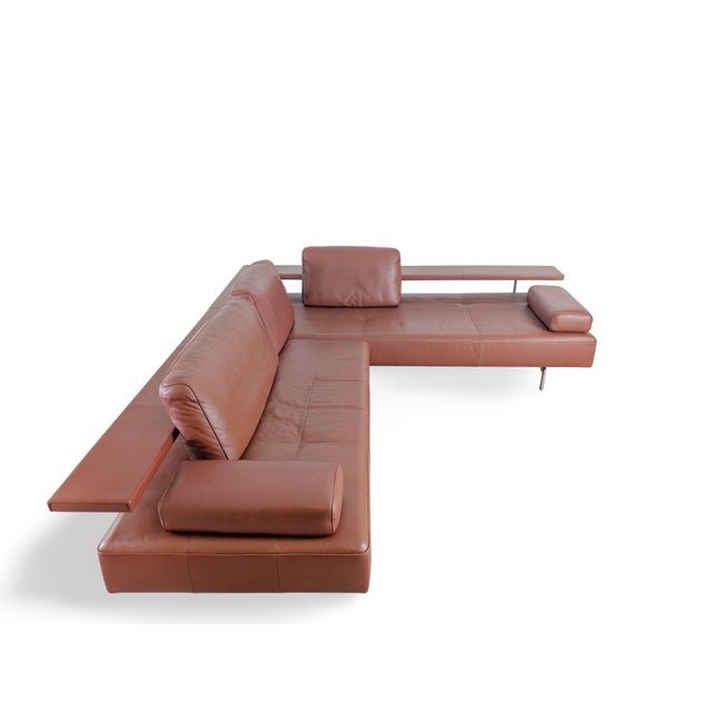 We are offering a beautiful Rolf Benz Dono 6100 corner sofa with brown leather upholstery for sale. The sofa features a...