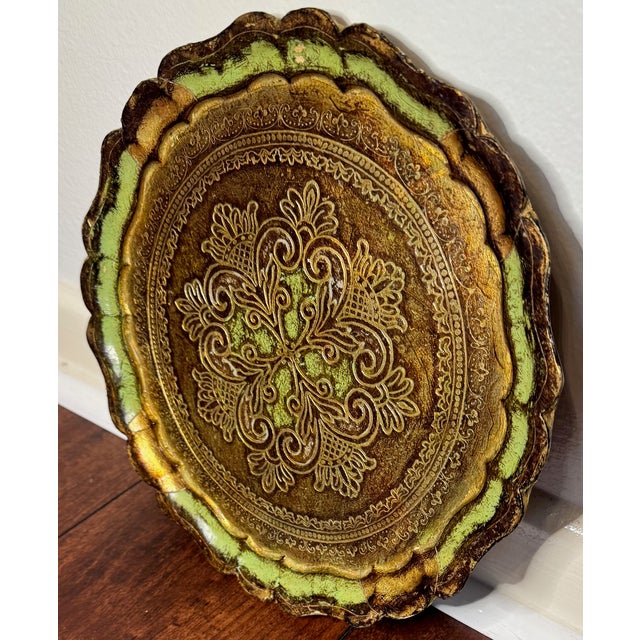 Hollywood Regency Vintage Italian Florentine Gilt Tray 11 1/8” | Green Gold Round Hollywood Regency Tray For Sale - Image 3 of 10