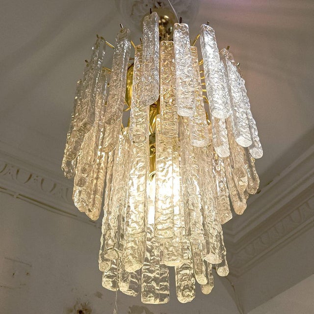 Fantastic Murano glass lamp with a minimal and refined aesthetic. Composed of a multitude of individual pieces in the...