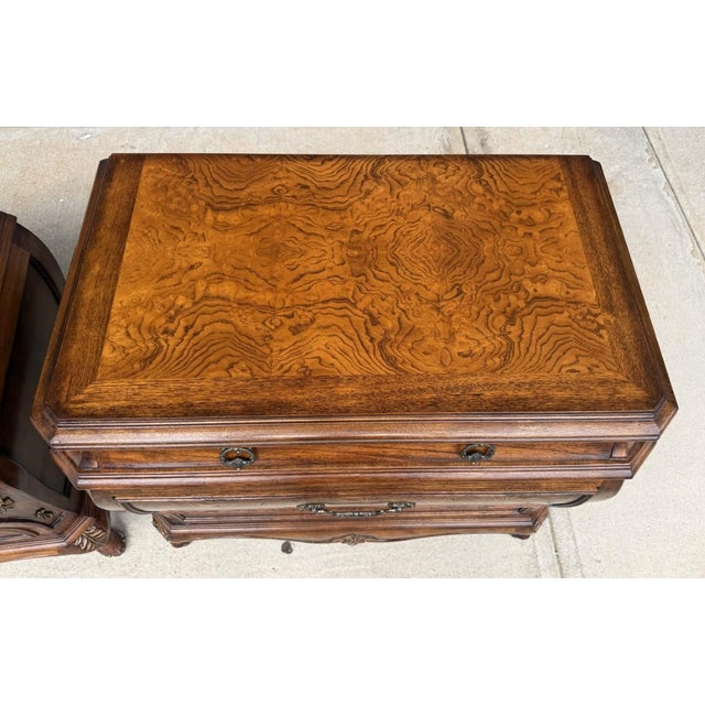 Wood Late 20th Century Pair of Orleans International French-Style Burled Walnut Bombe Nightstands For Sale - Image 7 of 18