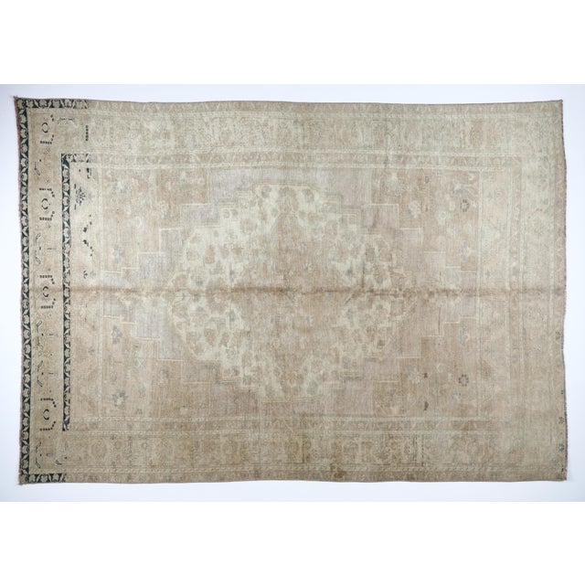 Vintage Turkish Oushak Rug – Faded Floral Medallion in Soft Neutrals This vintage Turkish Oushak rug exudes quiet...