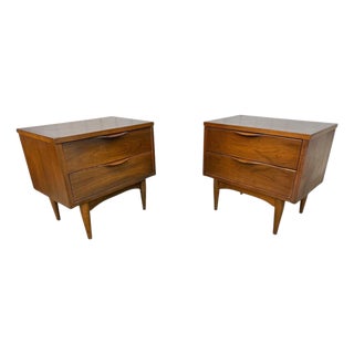 Mid-Century Modern Walnut Nightstands - Set of 2 For Sale
