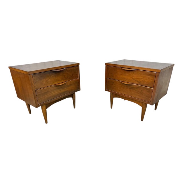 Mid-Century Modern Walnut Nightstands - Set of 2 For Sale