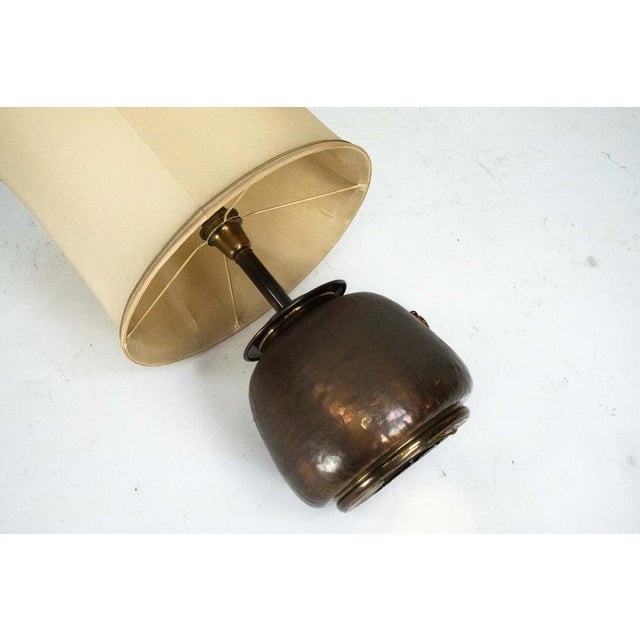 This elegant Italian table lamp from the 1960s is a classic example of Mid-Century Modern design. The sculptural brass...