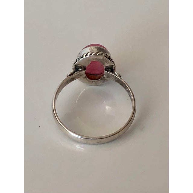 Native American Vintage Rose Quartz Cabochon Stone and Sterling Ring (Size 9.5) For Sale - Image 3 of 8