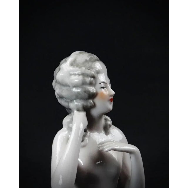 Cream German Marie-Antoinette Half-Figurine in Porcelain from Thuringe, 20th Century For Sale - Image 8 of 11
