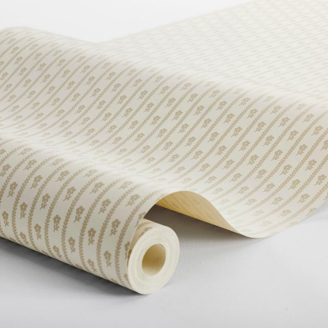 A delicate floral stripe inspired by vintage French textiles, Boråstapeter hand-drawn Lilla Lyckan is a versatile small-...