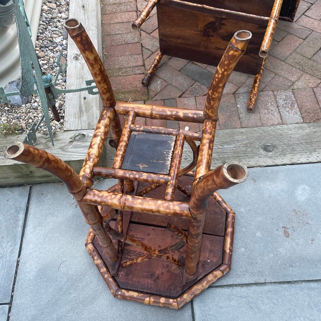 Tan Mid-Century British Colonial Faux Bamboo Side Tables With Leather Tops, Pair – Tortoiseshell Finish, 1970s For Sale - Image 8 of 9