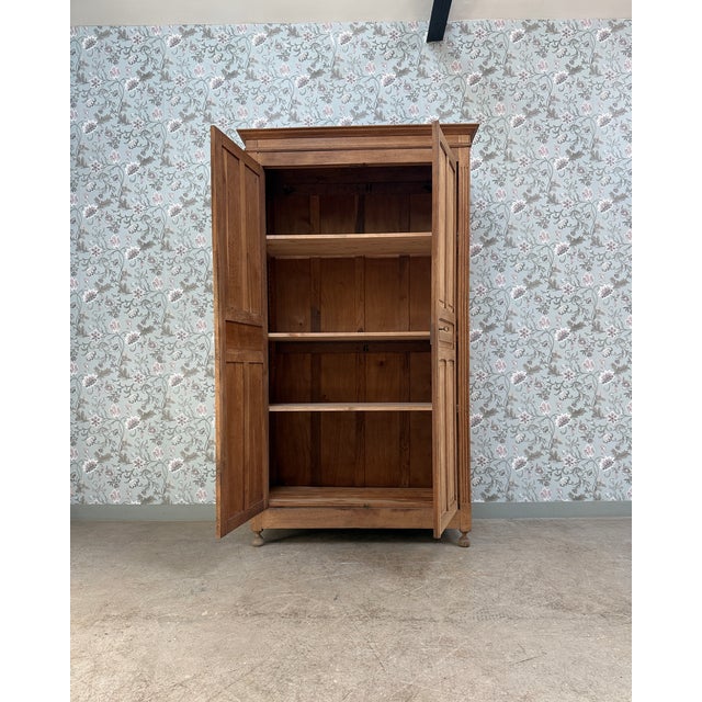 This large solid oak wardrobe combines the understated elegance of the directoire style with the bourgeois comfort of the...