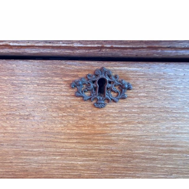 1920s Antique American Tiger Oak Tall Chest Dresser on Casters in the Style of Ralph Lauren For Sale - Image 9 of 11