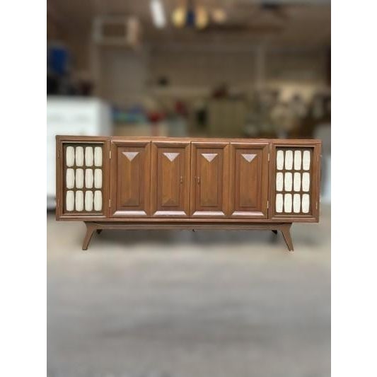 A Mid Century Entertainment Stereo Cabinet in excellent condition. I believe this was made by Magnavox during the...