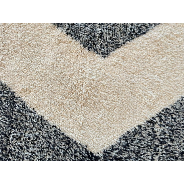 1990s Berber Beniourain Rug in Black and White Wool, Morocco, 1995 For Sale - Image 5 of 14