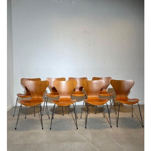 Arne Jacobsen Series 7 Stackable Chairs by Arne Jacobsen for Fritz Hansen, Set of 8 For Sale - Image 4 of 6