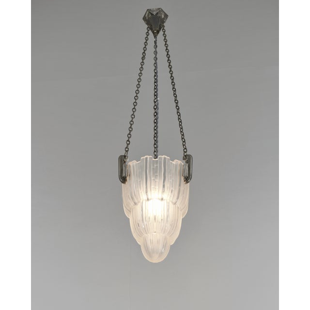 1930s Marius Sabino French Art Deco Waterfall Pendant Light - 1930s in Frosted Glass & Nickeled Bronze For Sale - Image 5 of 18