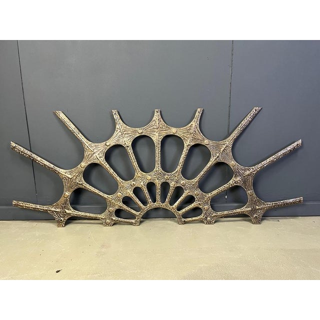 Architectural brutalist wall mounted sculpture made from cast metal. Imposing wall sculpture 1970s - Belgium Height: 75cm...