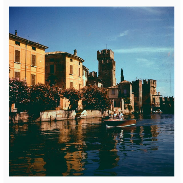 A moment in time In 2021, a gallery from Brussels contacted us. There, a photographic collection had been kept in tin...