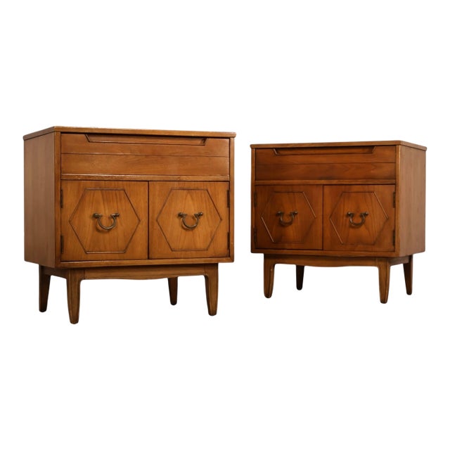 Thomasville Omega Vintage Mid Century Modern Pair of Nightstands C. 1960s, Attributed For Sale