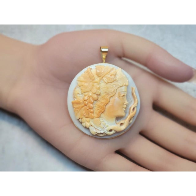 Traditional Late 20th Century Amedeo Italian Shell Cameo 14k Gold Pendant Brooch For Sale - Image 3 of 9