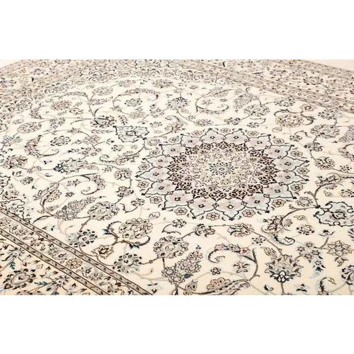Textile Nain Floral Pattern Rug in Wool For Sale - Image 7 of 11