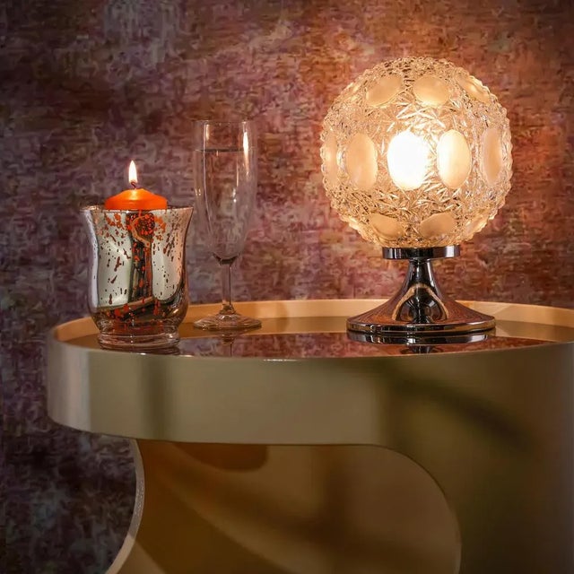 Offered is a pair of table lamps / bedside lamps with an eye-catching, spherical lampshade. It is made of clear glass with...