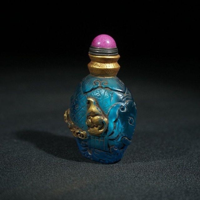 Chinese Fine Carved Peking Glass Snuff Bottle With Gilded Bat Relief, Chinese Vintage Collectible Snuff Bottle For Sale - Image 3 of 9