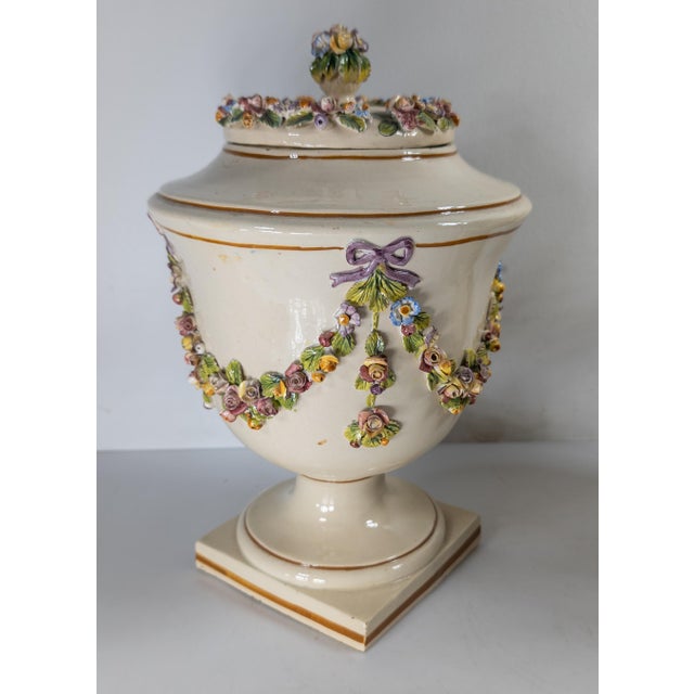 Mid-Century Pair of Italian Capodimonte or Nove Style Floral Covered Urns For Sale In New York - Image 6 of 16