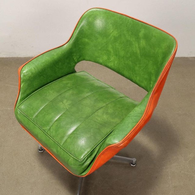 Green Vintage Swivel Chairs in Aluminium & Leatherette, 1960s, Set of 3 For Sale - Image 8 of 12