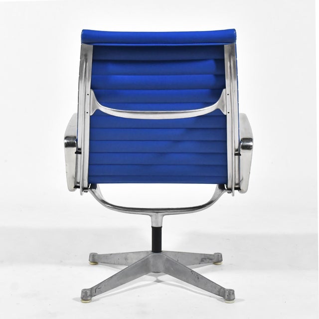 Pair of Eames Aluminum Group Lounge Chairs by Herman Miller Blue For Sale - Image 9 of 13