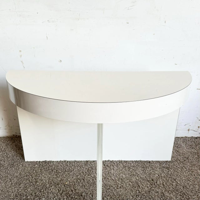 1980s Postmodern Sculpted White Lacquer Laminate and Lucite Waterfall Side Table For Sale - Image 5 of 9