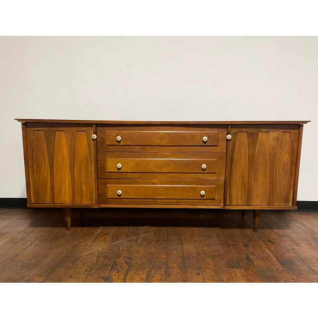 1960s Mid-Century Modern Credenza Dresser For Sale - Image 5 of 7